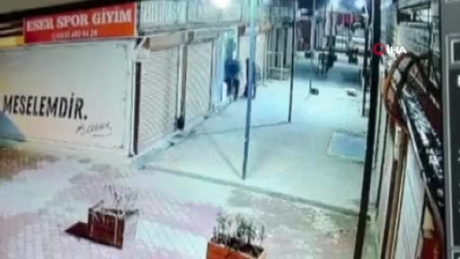 Terzinin duvarını delip bitişiğindeki kuyumcuya giren acemi hırsızlar, çelik kasayı açamayınca...