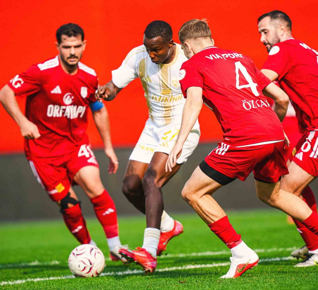 TFF 1. LİG'DE MÜCADELE EDEN KAYSERİSPOR, OYNADIĞI SON 2 LİG MAÇINDA KAZANAMAYARAK 4 PUAN...