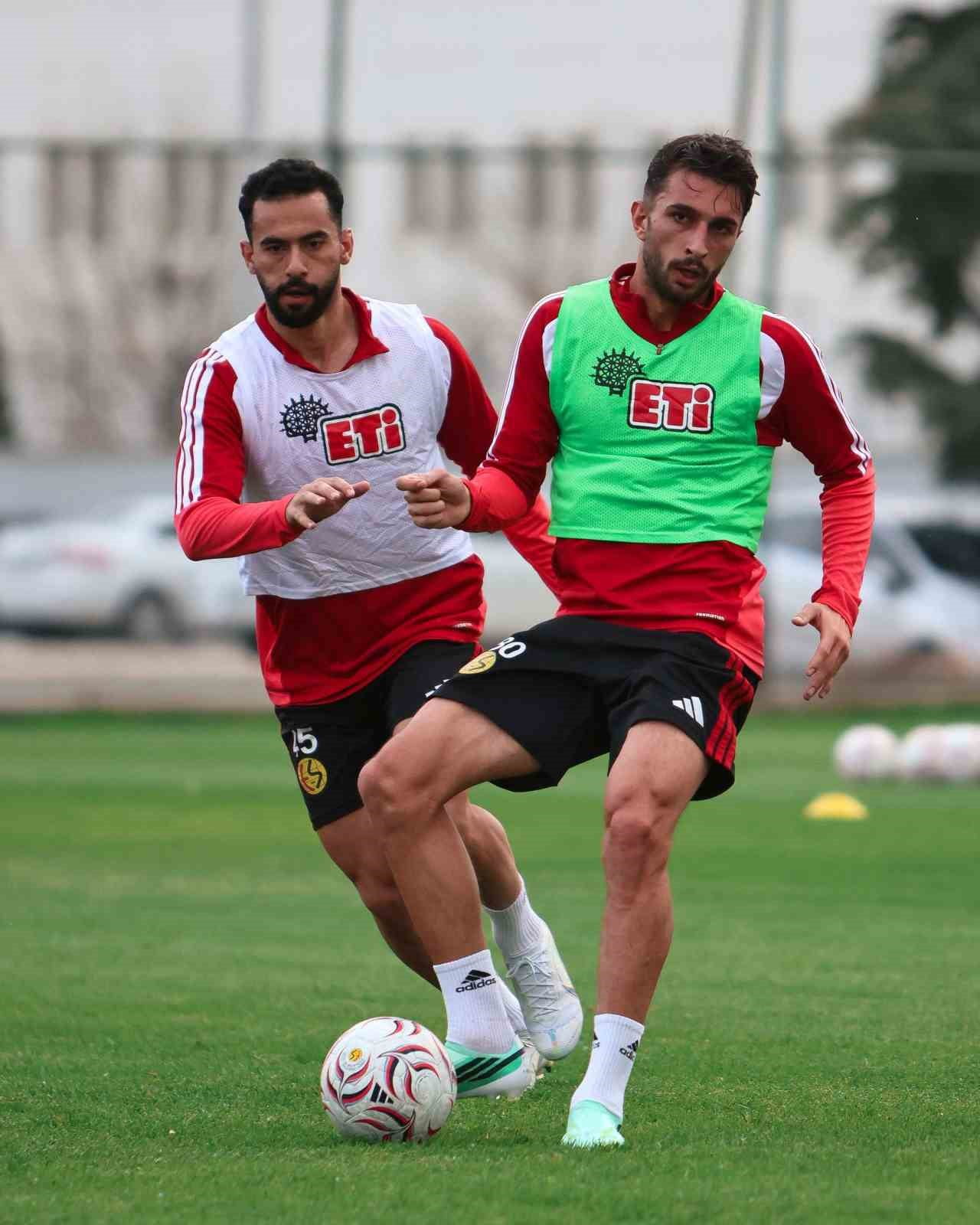 TFF 3. LİG 2. GRUP'TA MÜCADELE EDEN ESKİŞEHİRSPOR, ALTAY MAÇI İÇİN HAZIRLIKLARA BAŞLADI.