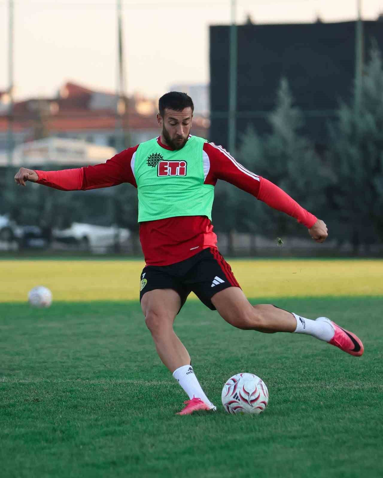 TFF 3. LİG 2. GRUP'TA MÜCADELE EDEN ESKİŞEHİRSPOR, ETİMESGUT SK MAÇI İÇİN HAZIRLIKLARA...