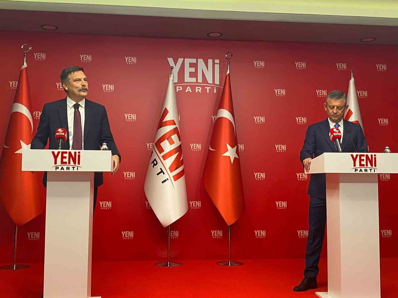 TİP GENEL BAŞKANI BAŞ, YENİ PARTİ GENEL BAŞKANI ÖZGÜR ÖZEL'E PARTİSİNİN GENEL MERKEZİNDE HAYIRLI...