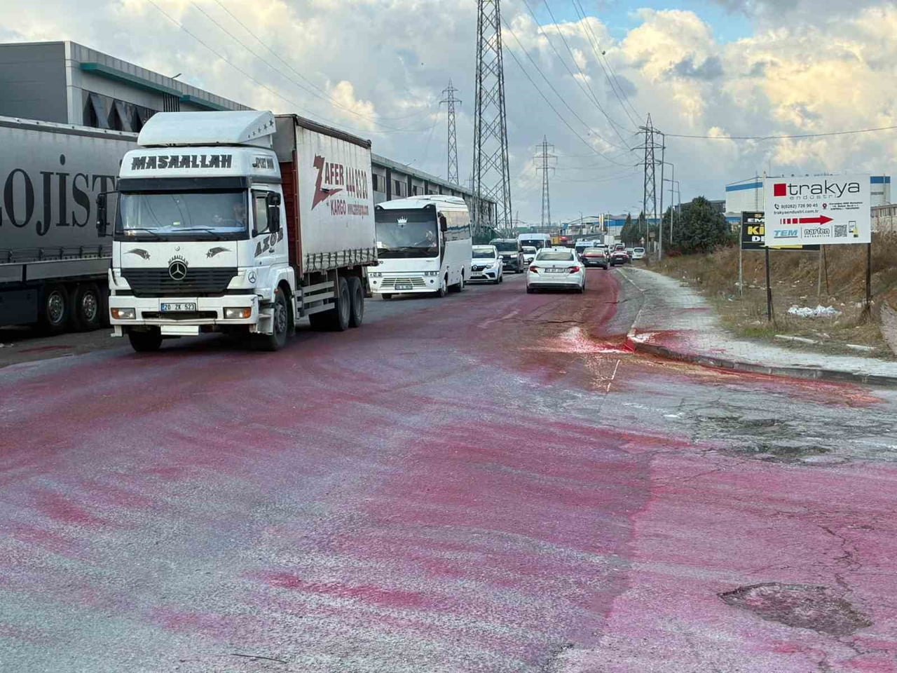 TIR'DAN DÖKÜLEN BOYA YOLU KIRMIZIYA BOYADI
