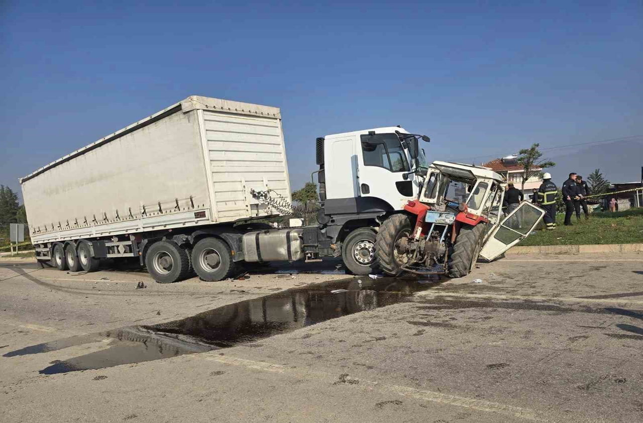 TOKAT’IN ERBAA İLÇESİNDE ASKERİ TIR İLE TRAKTÖRÜN ÇARPIŞMASI SONUCU 2 KİŞİ HAYATINI KAYBETTİ, 1...