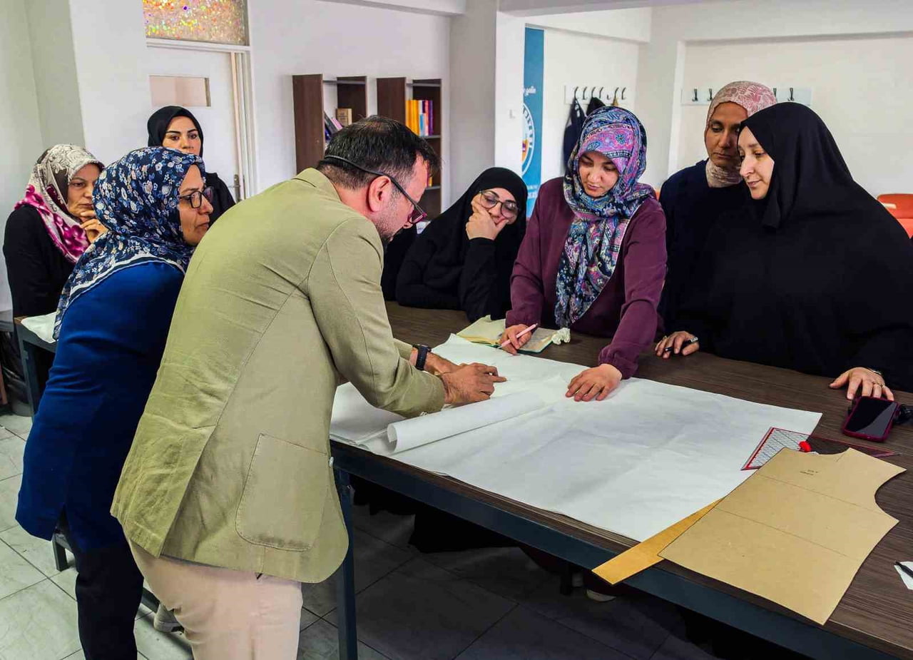 TOKAT’IN TURHAL İLÇESİNDE MODA TASARIMI KURSUNA KATILAN KADINLAR, KIYAFET DİKİMİ VE KALIP...