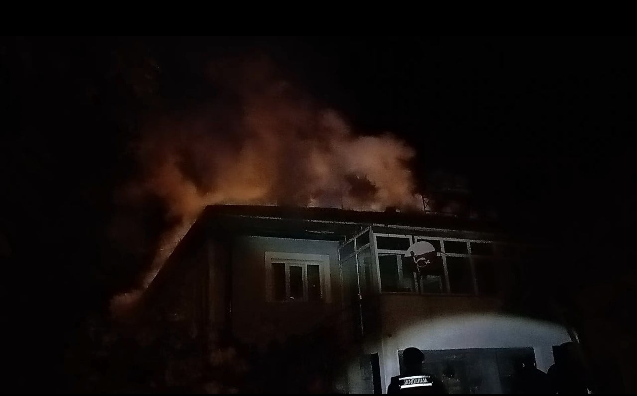 TOKAT’IN YEŞİLYURT İLÇESİNDE BANYO KAZANINDAN ÇIKAN ALEVLERİN ÇATIYA SIÇRAMASI SONUCU ÇIKAN...
