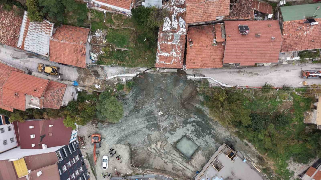 TOKAT’TA BİR İNŞAAT ALANININ YANINDA BULUNAN YOLUN ÇÖKMESİ ÜZERİNE İKİ KATLI APARTMAN TEDBİR...