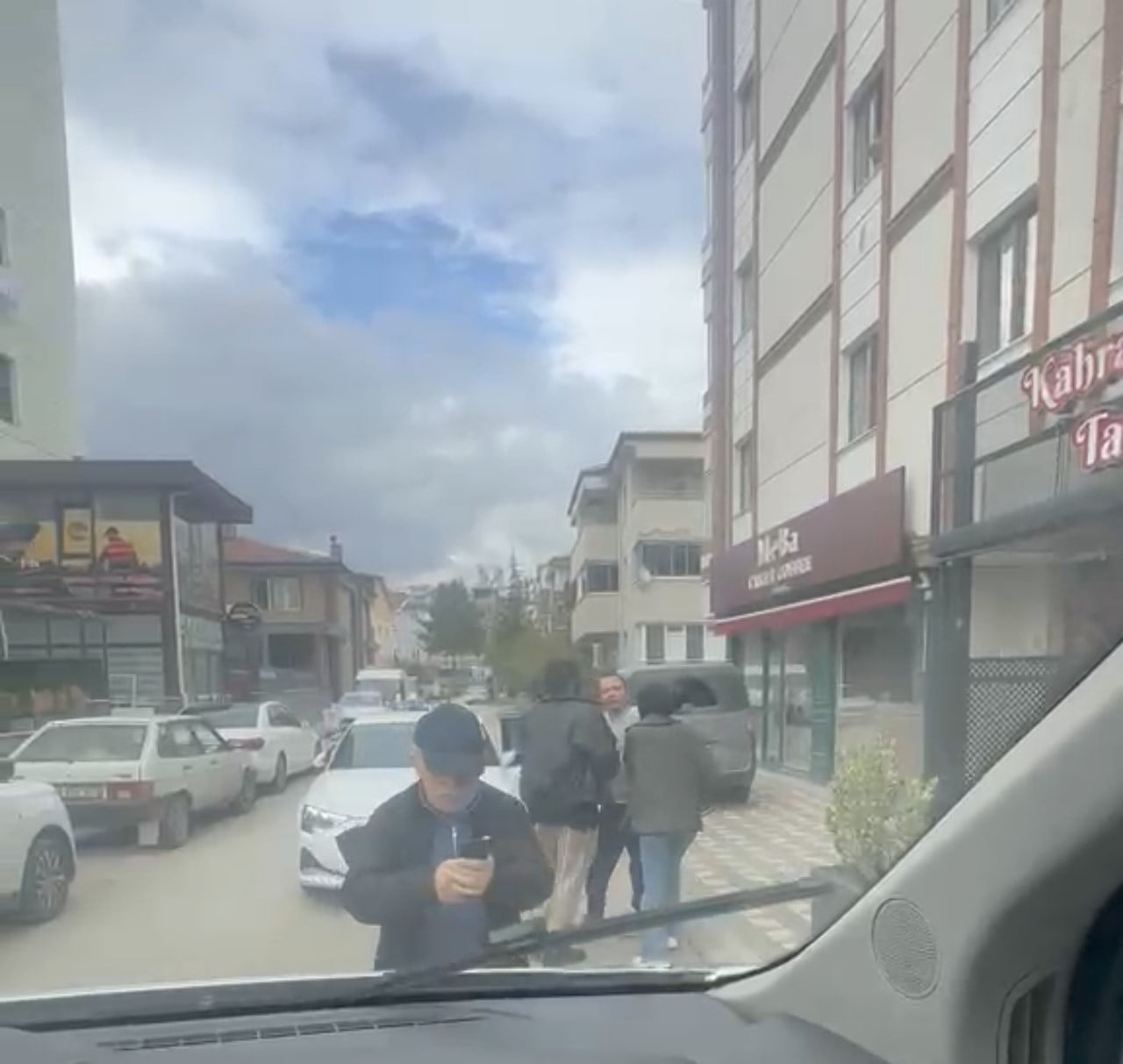 TOKAT’TA YOL VERME MESELESİ NEDENİYLE ÇIKAN KAVGADA, BİR OTOMOBİL SÜRÜCÜSÜNÜN LİSE ÖĞRENCİLERİNİN...