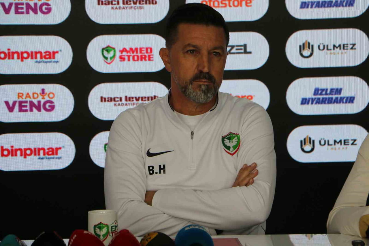 TOPLANTIDA GAZETECİLERİN SORUNLARINI YANITLAYAN BESNİK HASİ, SAMSUN MAÇINA YOĞUN BİR TEMPO İLE...