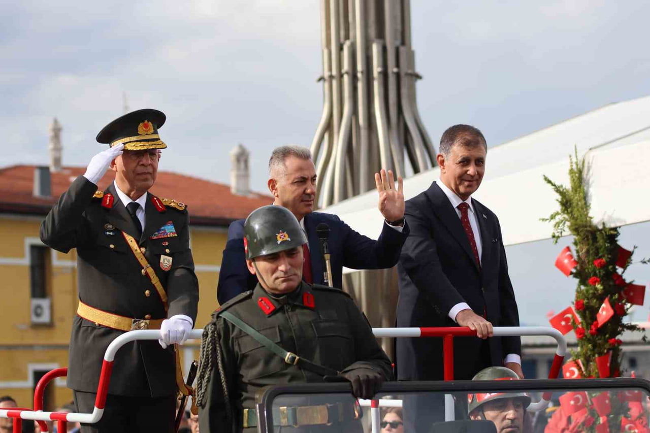 TÖREN, İZMİR VALİSİ SÜLEYMAN ELBAN, EGE ORDUSU VE GARNİZON KOMUTANI KORGENERAL ZORLU TOPALOĞLU İLE...