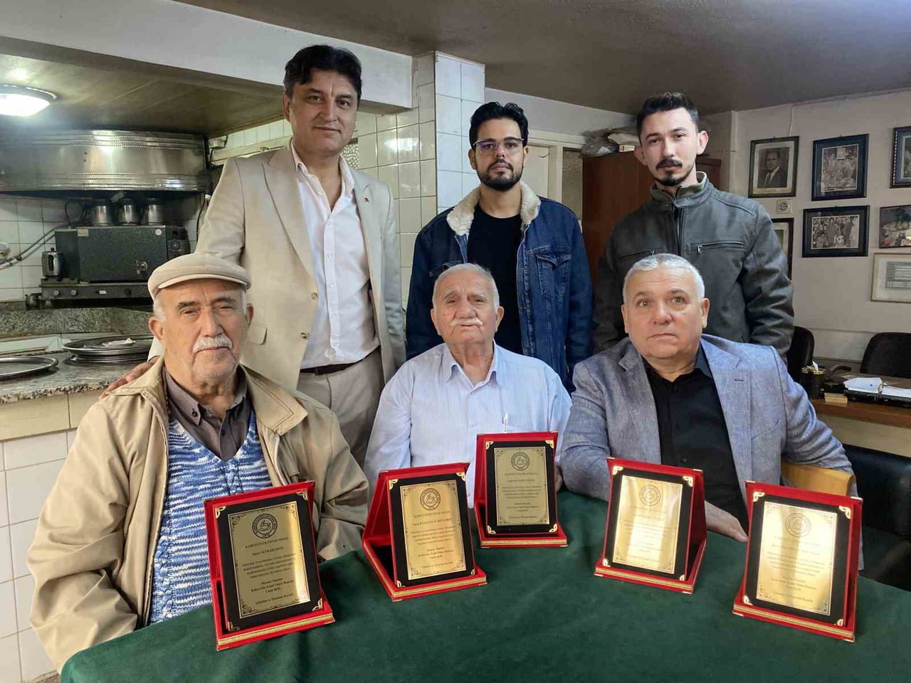 TÖRENDE ALAŞEHİR KAHVECİLER ODASI BAŞKANI UMUT KOÇ (AYAKTA SOLDAKİ), 77 YAŞINDAKİ VE 55 YILLIK...
