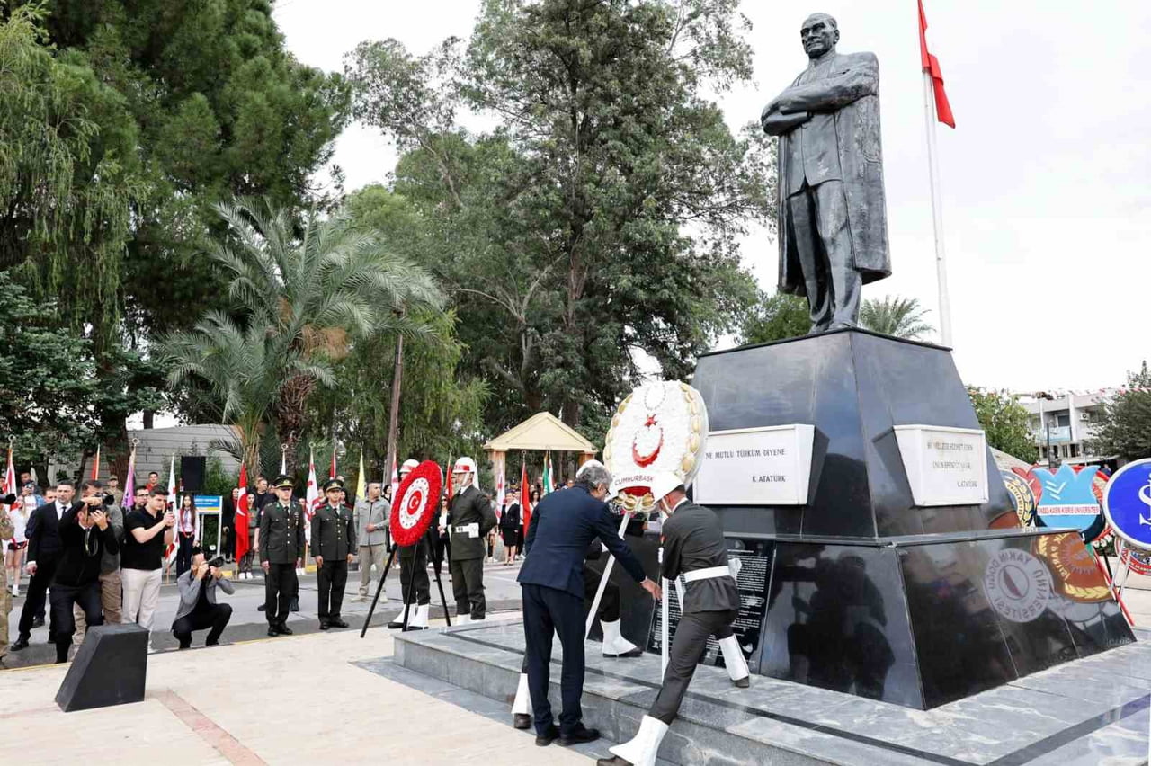 TÖRENDE PROTOKOL SIRASINA GÖRE ATATÜRK ANITI’NA ÇELENKLER SUNULDU. SAYGI DURUŞUNDA BULUNULMASININ...