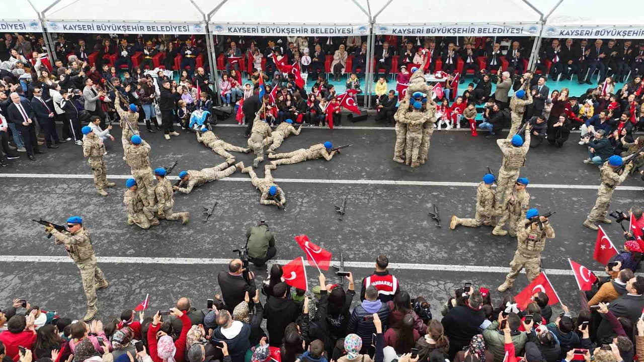 TÖRENLERE JANDARMA ASAYİŞ KOMANDO BÖLÜK KOMUTANLIĞI'NIN GÖSTERİSİ DAMGA VURURKEN, BİNLERCE...