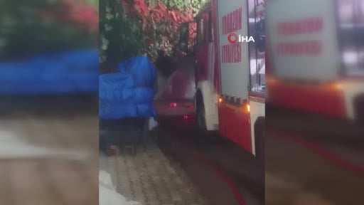 Trabzon'da park halindeki elektrikli otomobil gece yandı