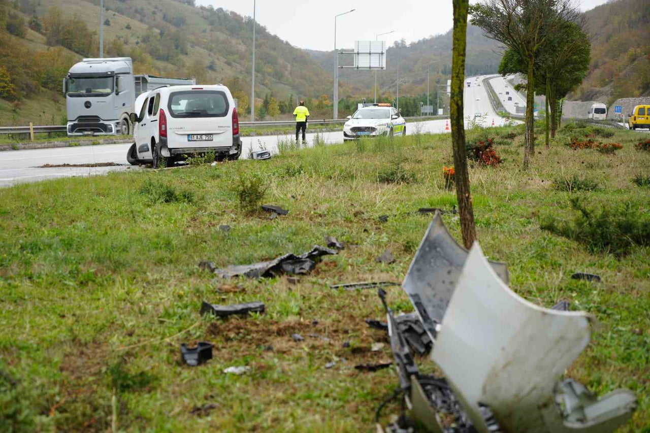 TRABZON'DAN SAMSUN'A GELEN AİLENİN BULUNDUĞU HAFİF TİCARİ ARACIN YOLDAN ÇIKARAK REFÜJE ÇIKMASI...