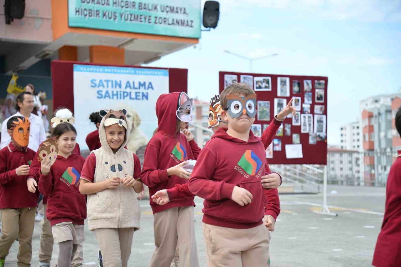 TRABZON'UN AKÇAABAT İLÇESİ SÖĞÜTLÜ İLKOKULU’NDA MİNİKLERE HAYVAN SEVGİSİNİ AŞILAMAK İÇİN BİR...