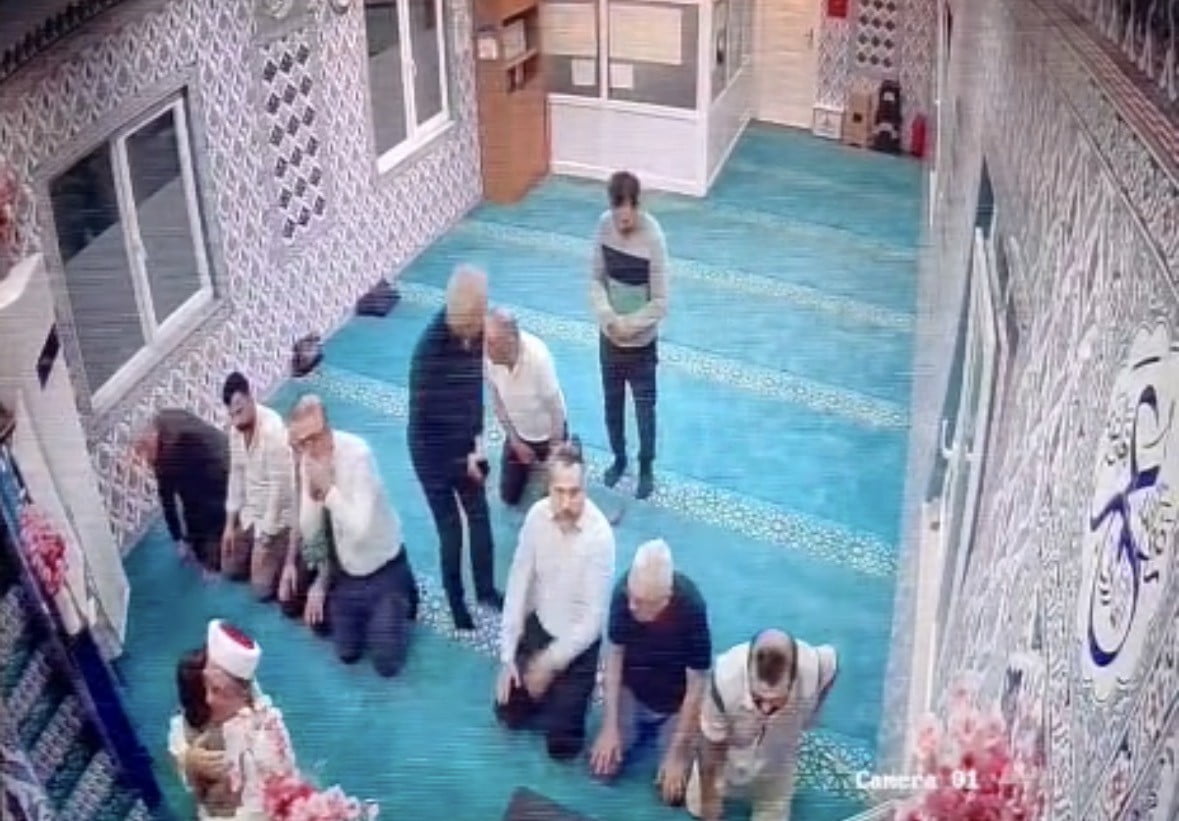 TRABZON'UN BEŞİKDÜZÜ İLÇESİNDE 5 YAŞINDAKİ ALTAN EFTAL AKSOY, YAZ KUR'AN KURSU'NDA KENDİSİNE...