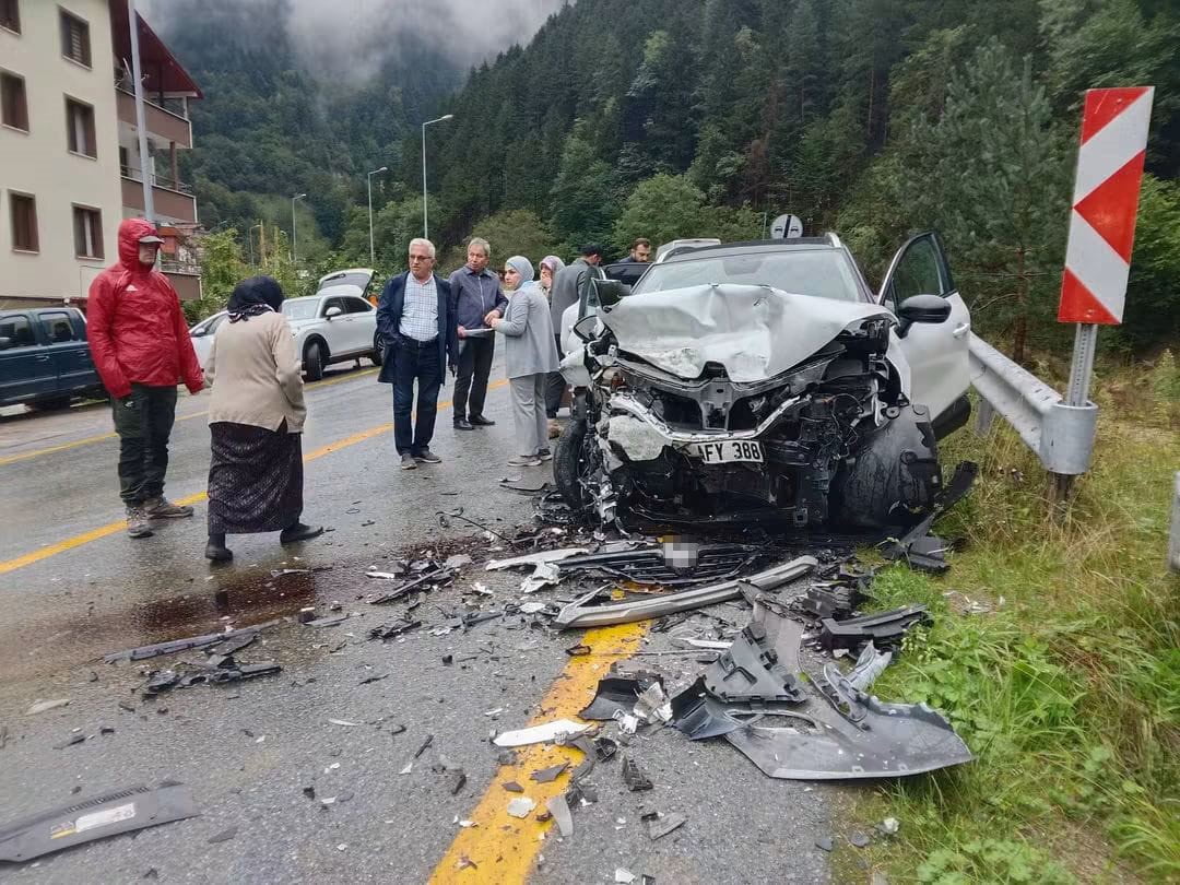 TRABZON'UN ÇAYKARA İLÇESİNDE OTOMOBİLLE TUR MİNİBÜSÜ ÇARPIŞTI. KAZADA 2'Sİ ARAP UYRUKLU 5 KİŞİ...