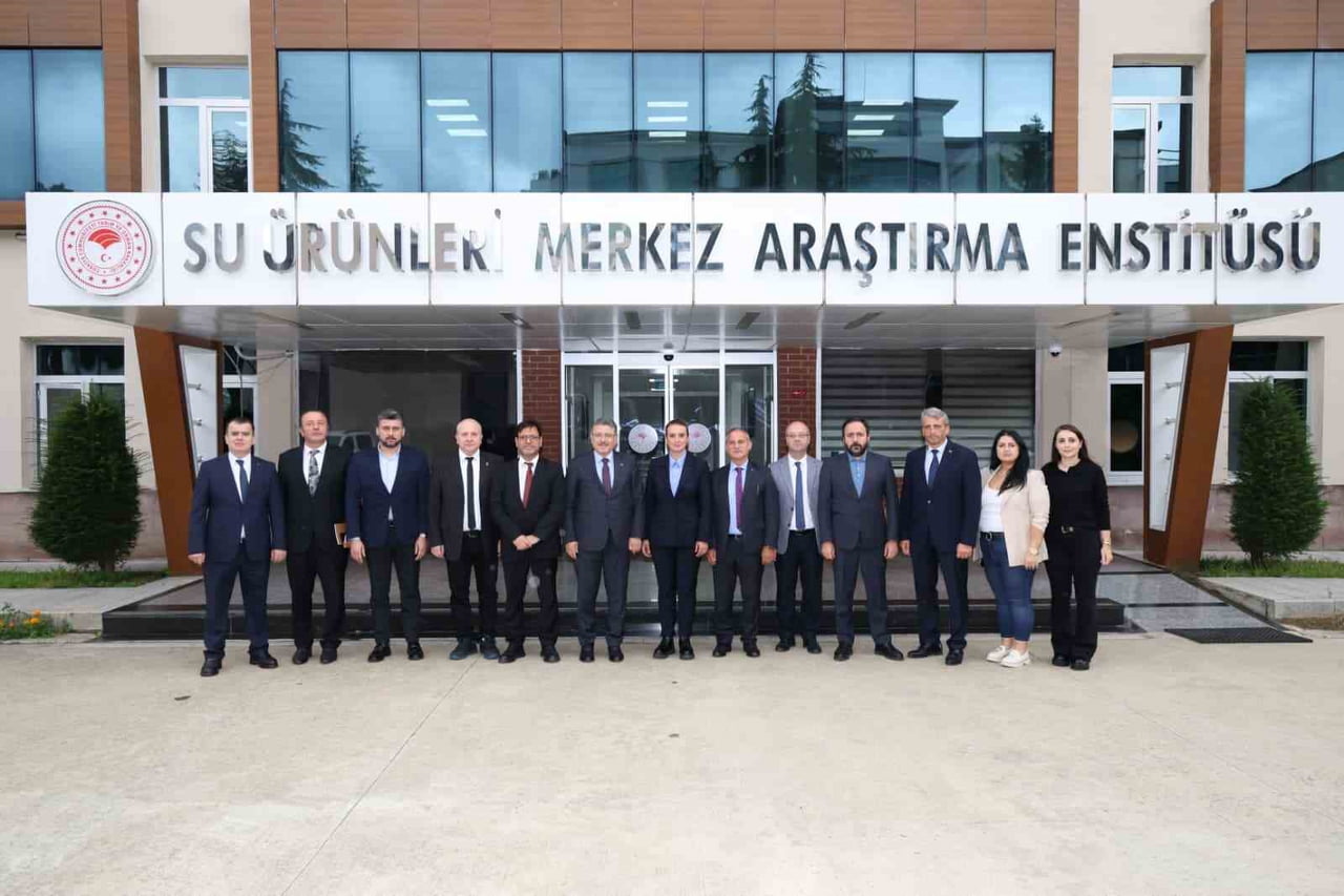 TRABZON BÜYÜKŞEHİR BELEDİYE BAŞKANI AHMET METİN GENÇ, BERABERİNDEKİLER İLE SU ÜRÜNLERİ MERKEZ...