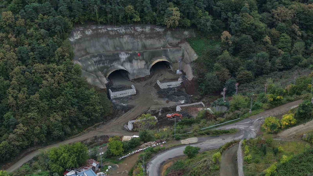 TRABZON’DA ŞEHİR İÇİ TRAFİK YOĞUNLUĞUNU AZALTMASI HEDEFLENEN GÜNEY ÇEVRE YOLU’NUN BİRİNCİ...
