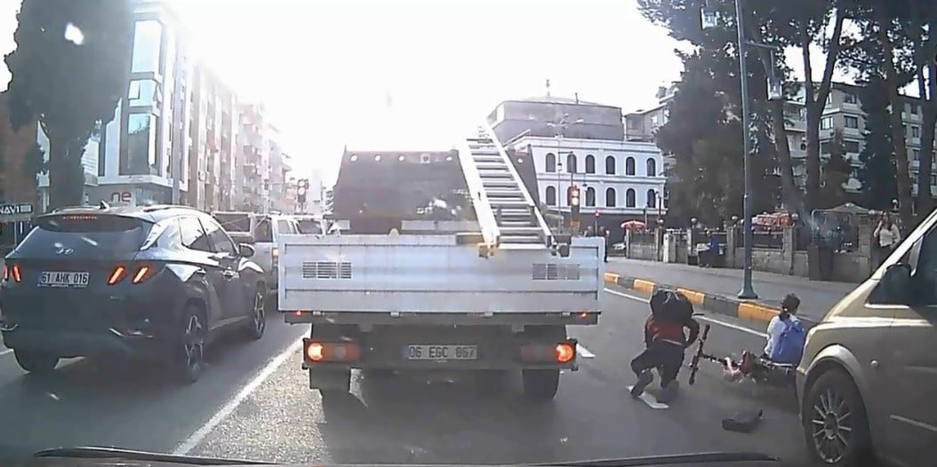 TRABZON’UN ARAKLI İLÇESİNDE ELEKTRİKLİ BİSİKLETLE SEYAHAT EDEN İKİ ÇOCUĞUN MİNİBÜSE ÇARPARAK...