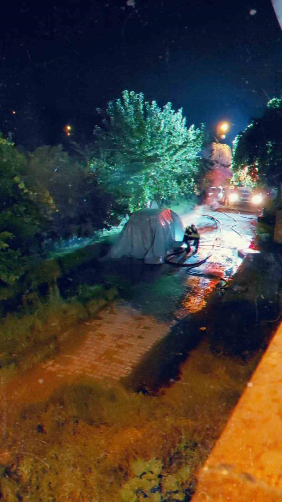 TRABZON’UN ARAKLI İLÇESİNDE PARK HALİNDEKİ ELEKTRİKLİ OTOMOBİLDE ÇIKAN YANGIN PANİĞE NEDEN OLDU....