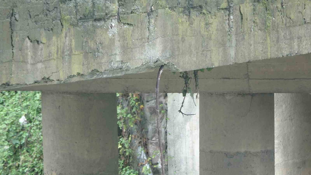 TRABZON’UN ORTAHİSAR İLÇESİNDE YAKLAŞIK 40 YIL ÖNCE YAPILAN KÖPRÜNÜN DÖKÜLEN BETONLARI NEDENİYLE...