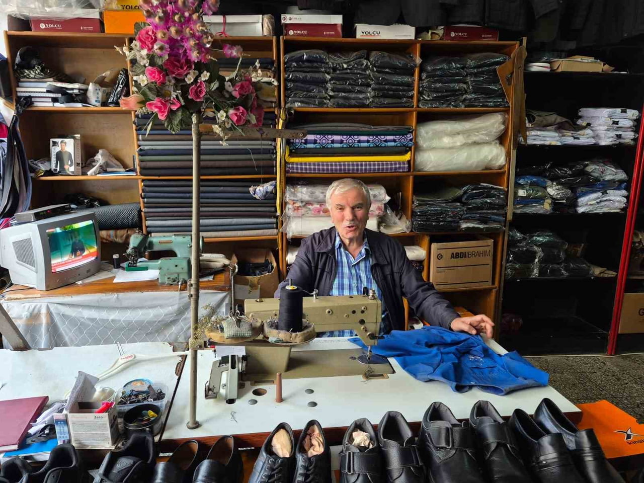 TRABZON’UN YOMRA İLÇESİNE BAĞLI OYMALITEPE MAHALLESİ’NDE 60 YILDIR TERZİLİK YAPAN 70 YAŞINDAKİ...