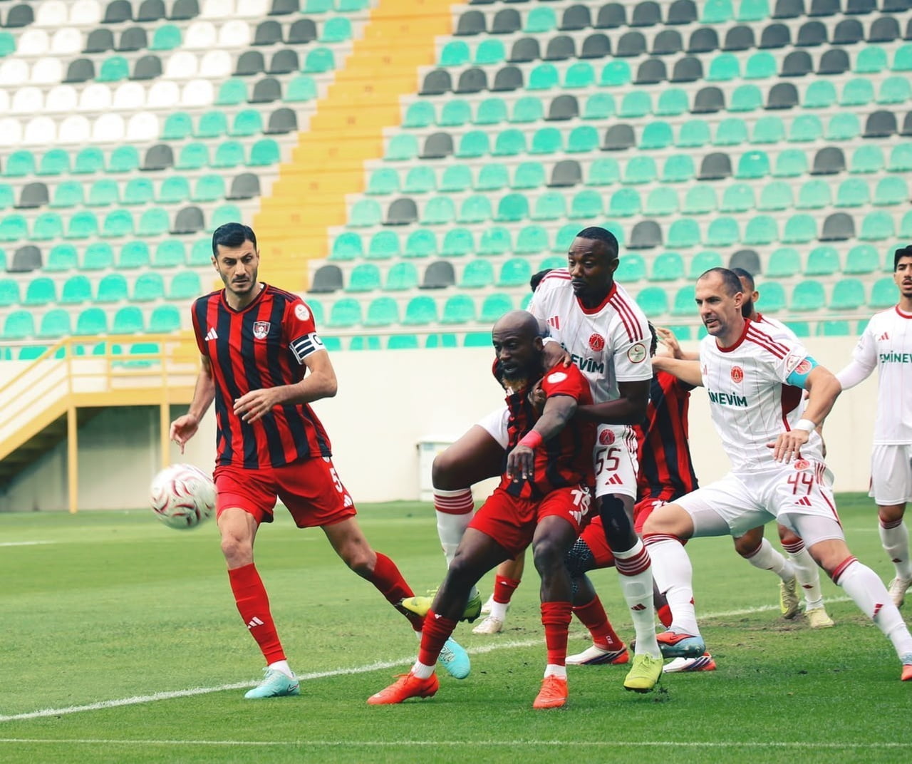 TRENDYOL 1. LİG'İN 11. HAFTASINDA VANSPOR FK, AKHİSAR'DA KARŞILAŞTIĞI ÜMRANİYESPOR'A 2-0 MAĞLUP...