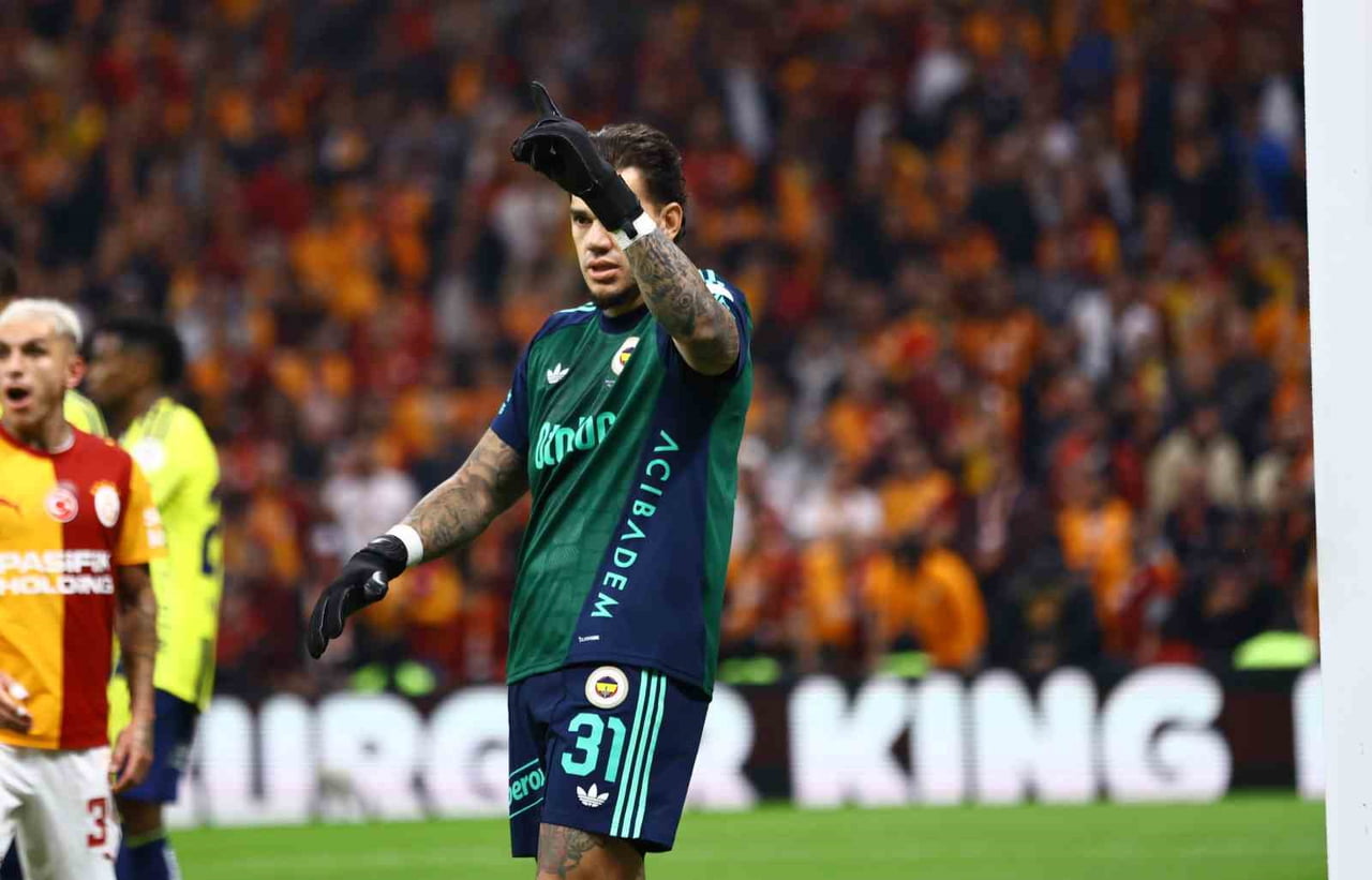 TRENDYOL SÜPER LİG’DE GALATASARAY’A 2-1 MAĞLUP OLAN FENERBAHÇE, LİGDE 4 MAÇ SONRA KALESİNDE GOL...