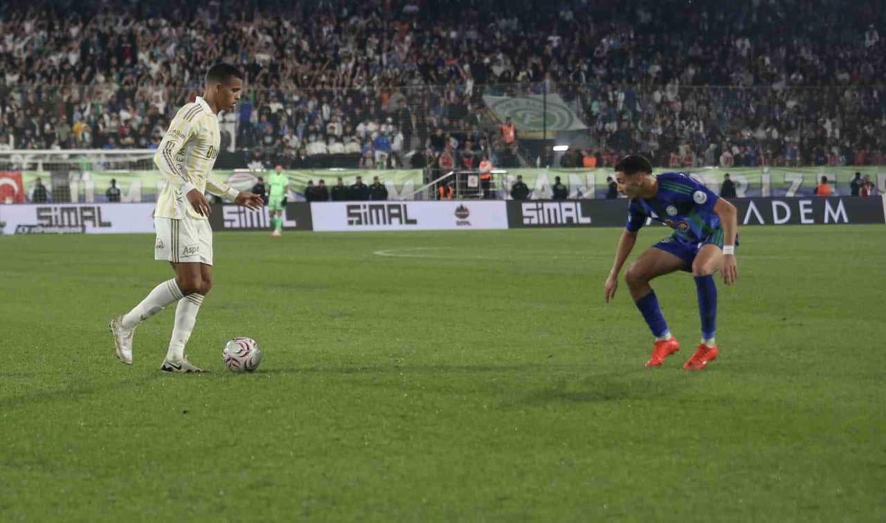 TRENDYOL SÜPER LİG’İN 7. HAFTASINDA ÇAYKUR RİZESPOR, FENERBAHÇE’Yİ AĞIRLIYOR. KARŞILAŞMANIN İLK...