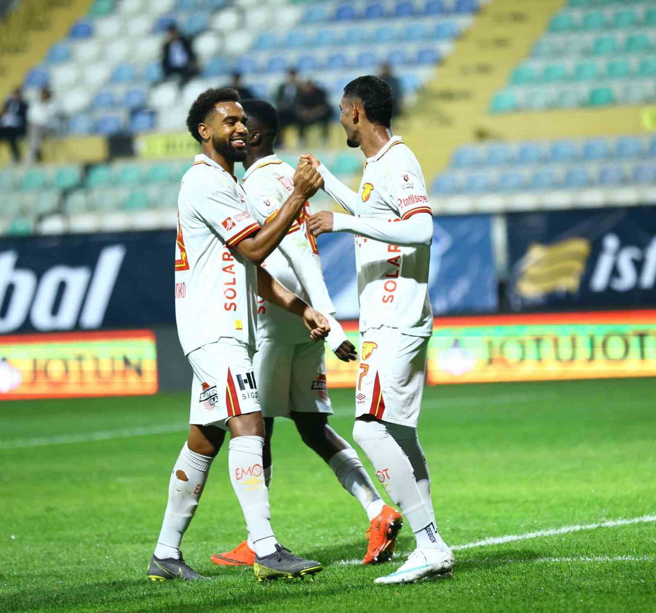 TRENDYOL SÜPER LİG’İN 7. HAFTASINDA EYÜPSPOR, SAHASINDA KARŞILAŞTIĞI GÖZTEPE’YE 4-0 MAĞLUP...