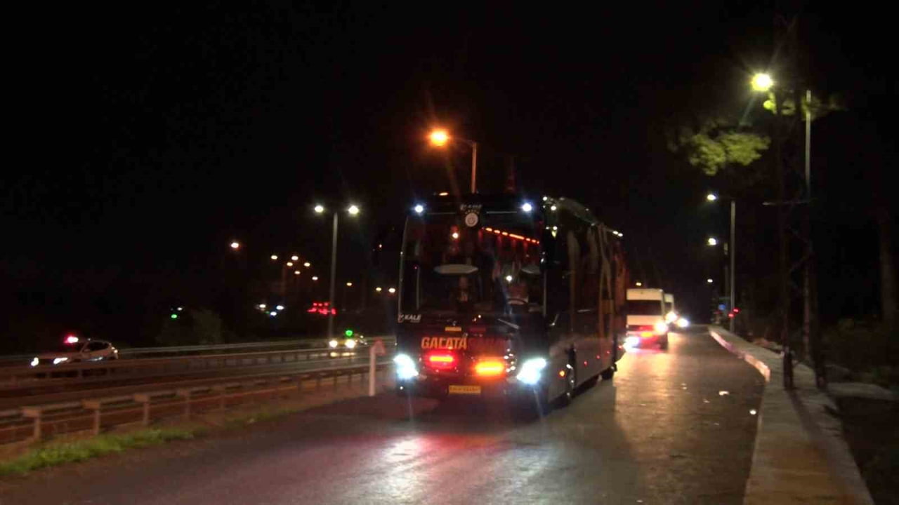 TRENDYOL SÜPER LİG’İN 9. HAFTASINDA FENERBAHÇE’Yİ 2-1 MAĞLUP EDEN GALATASARAY’IN TAKIM OTOBÜSÜ...