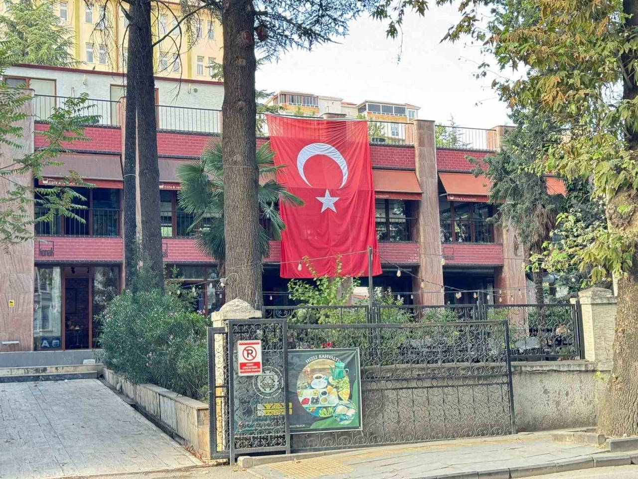 TSO BAŞKANI MEHMET ERGÜN'ÜN İŞLETTİĞİ VE 16 AY ÖNCE SÖZLEŞMENİN BİTTİĞİ KONAK CAFE ÇIKMAZINDA...