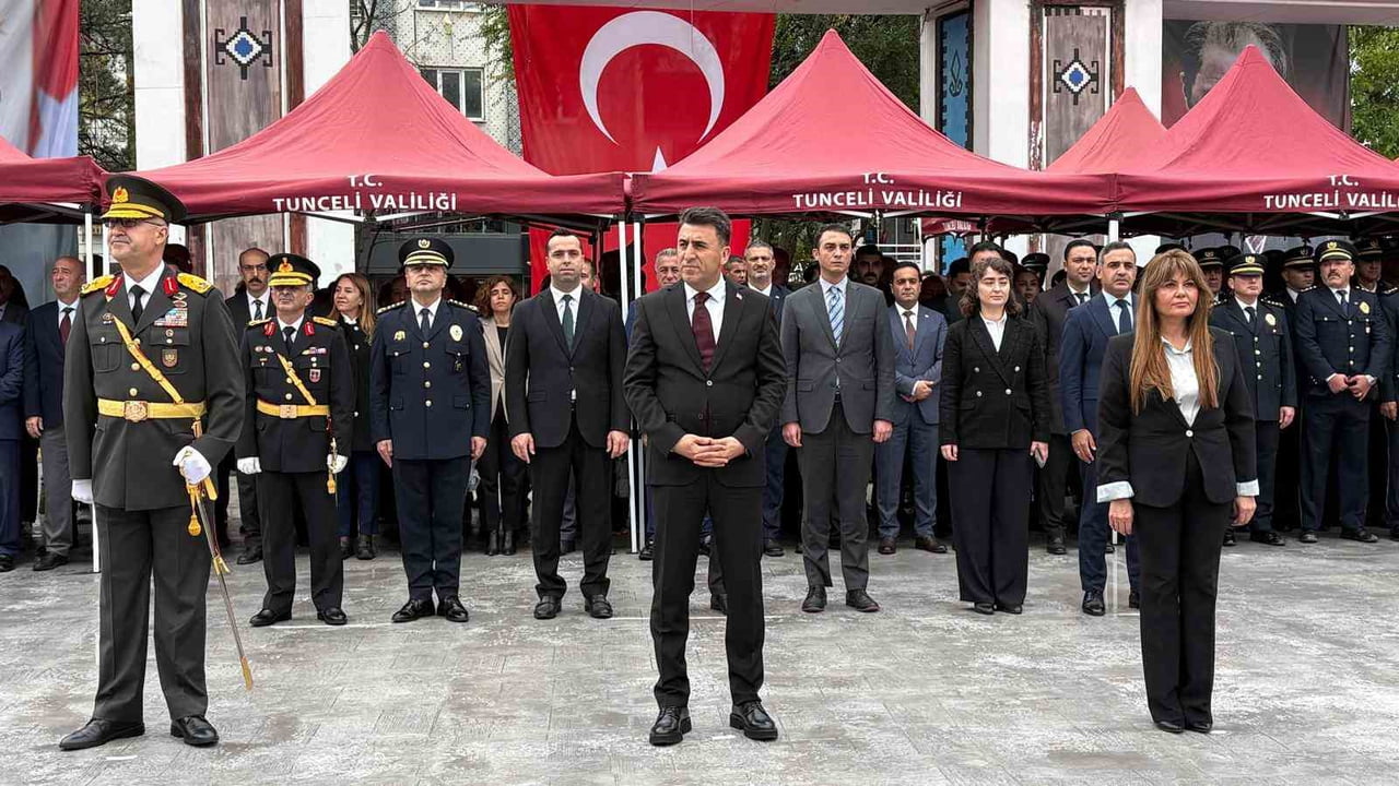 TUNCELİ'DE KUTLAMALAR, YERALTI ÇARŞISI ÜSTÜNDEKİ ATATÜRK HEYKELİNE ÇELENK SUNMA TÖRENİYLE...