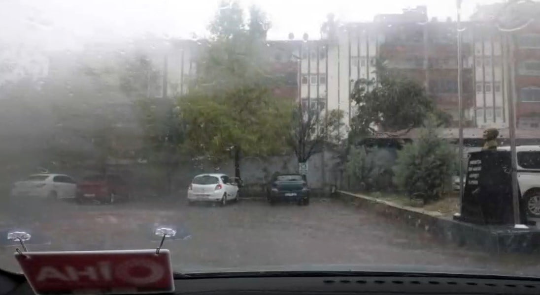 TUNCELİ’DE ETKİLİ OLAN ŞİDDETLİ YAĞIŞ, SÜRÜCÜLERE ZOR ANLAR YAŞATTI.