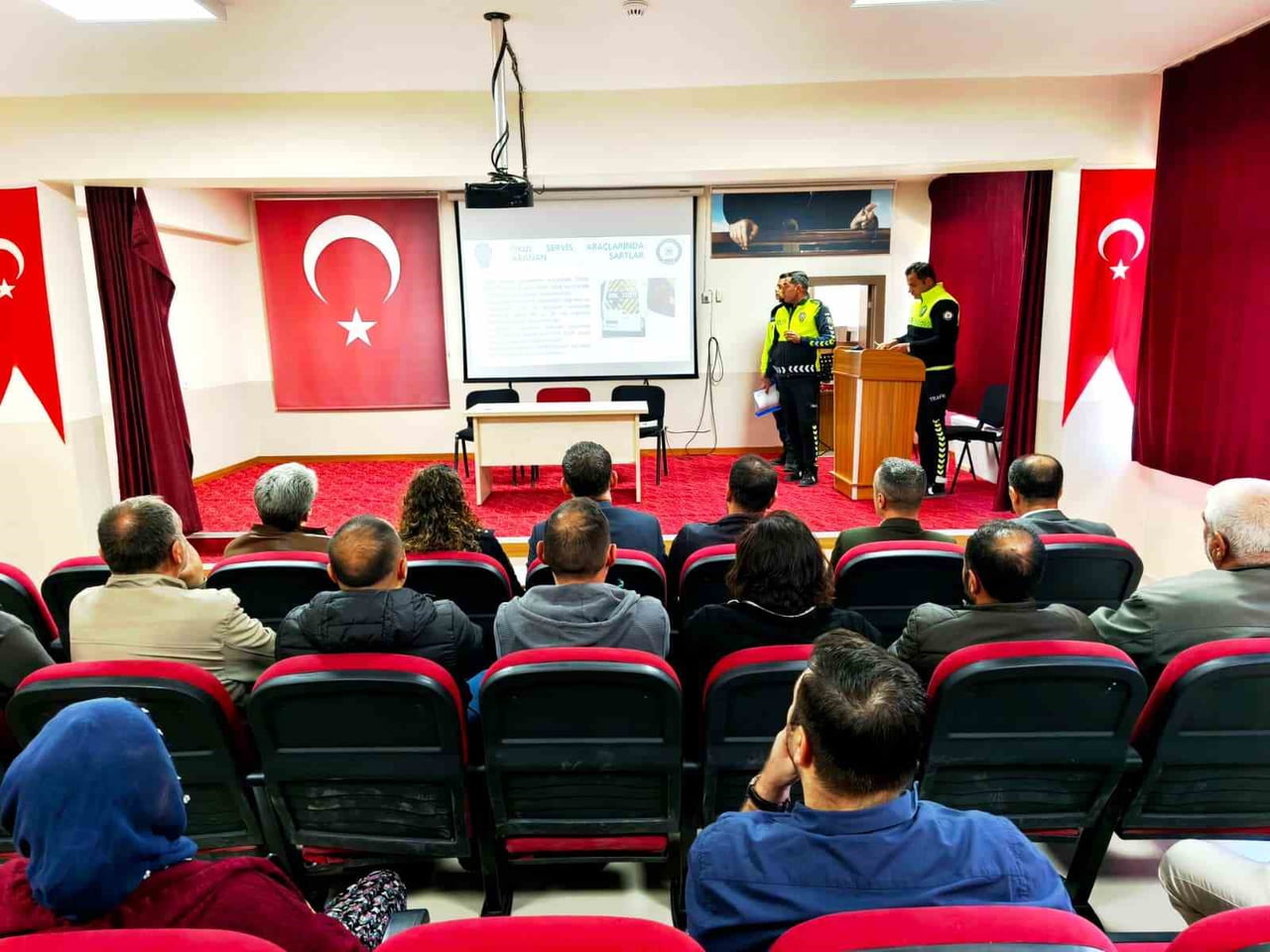 TUNCELİ’DE, OKUL SERVİS ŞOFÖRLERİ VE OKUL MÜDÜRLERİNE YÖNELİK TRAFİK GÜVENLİĞİ EĞİTİM SEMİNERİ...