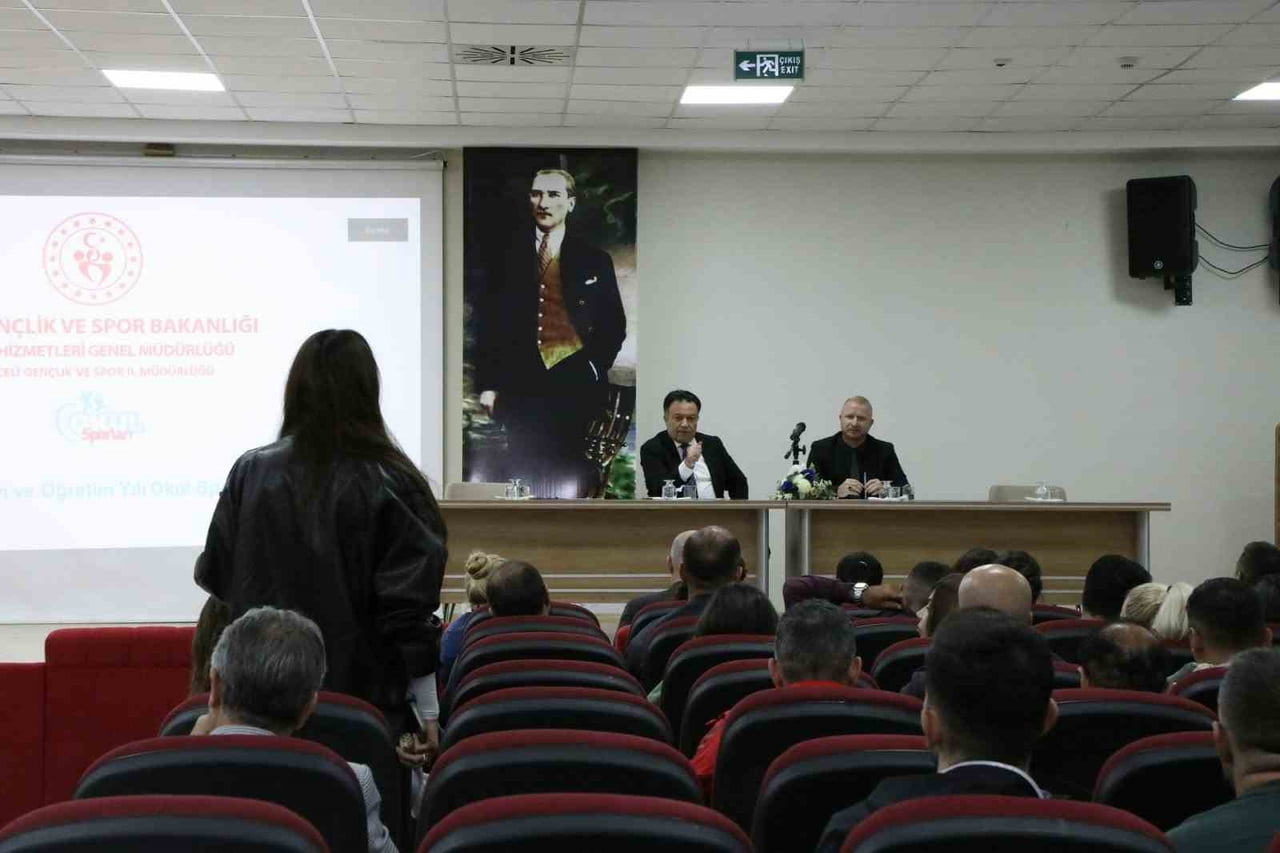 TUNCELİ’DE OKUL SPORLARININ DAHA ETKİN VE YAYGIN HALE GETİRİLMESİ İÇİN DEĞERLENDİRME TOPLANTISI...