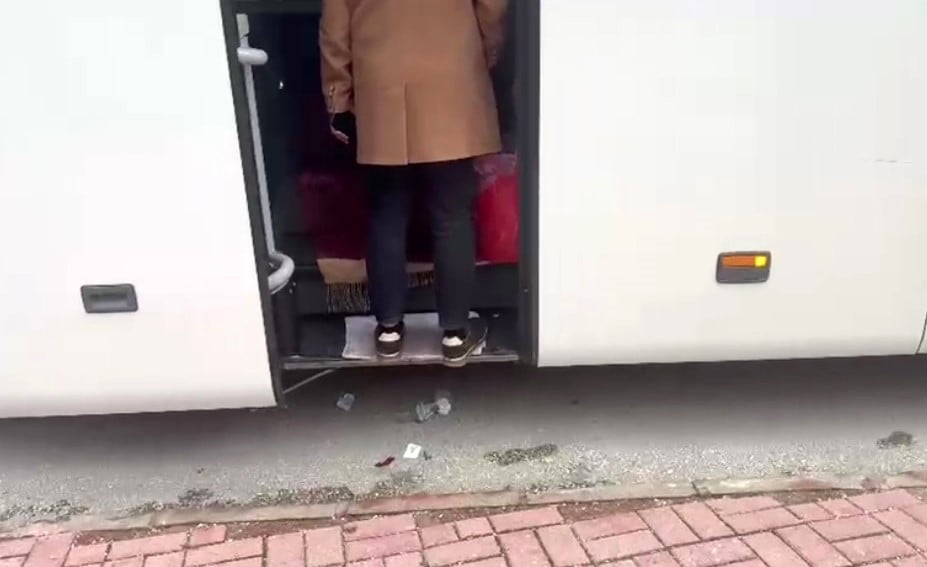 TUR OTOBÜSÜNDEN ATILAN ÇÖPLER TOPLATTIRILDI