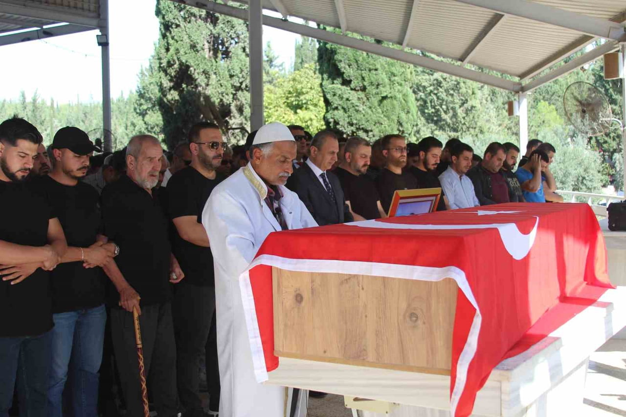 TÜRK BAYRAĞINA SARILI TABUTUN BAŞINDA TOPLANAN AİLESİ VE YAKINLARI GÖZYAŞLARINA BOĞULURKEN, YÜREK...