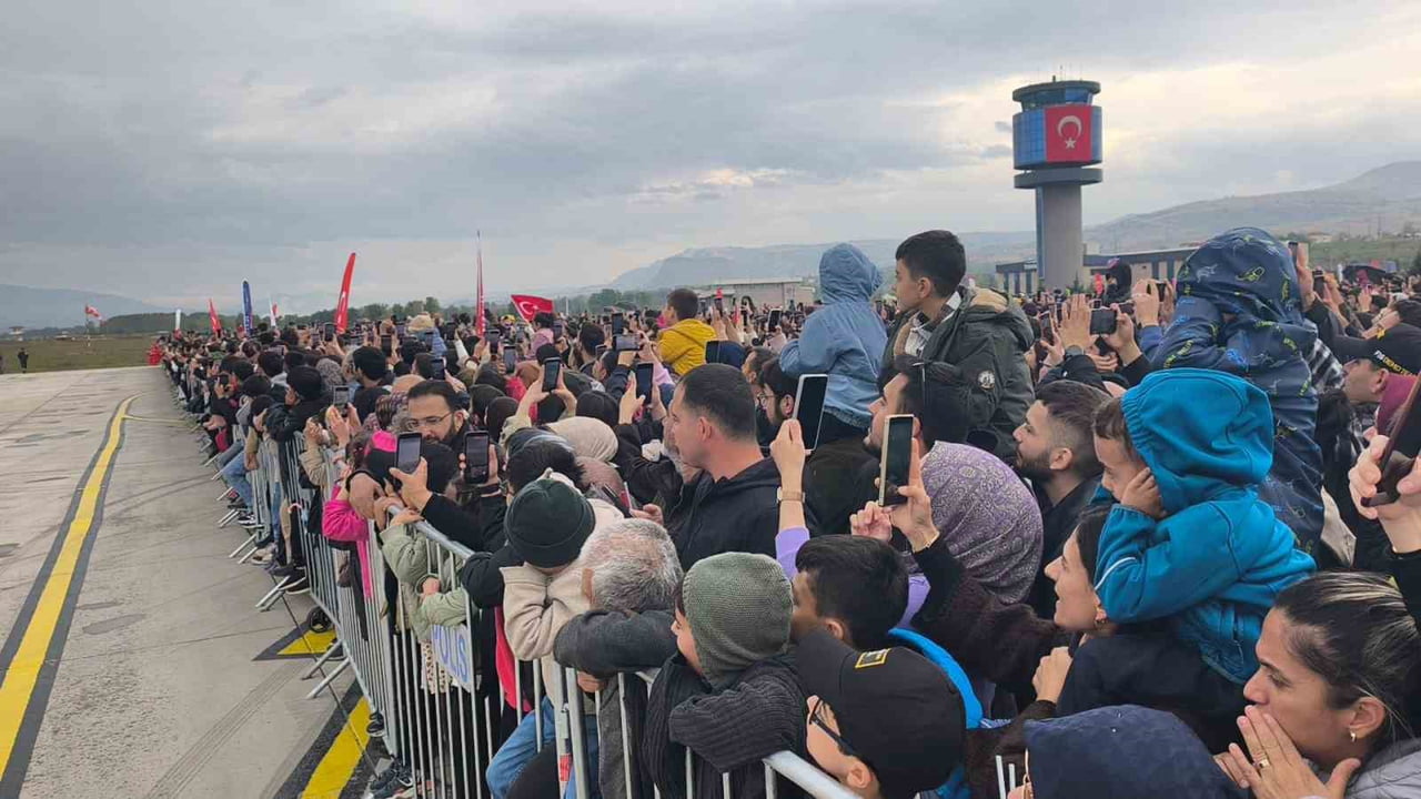 TÜRK HAVA KUVVETLERİNİN GÖSTERİ EKİBİ SOLOTÜRK, TOKAT HAVALİMANI'NDA GERÇEKLEŞTİRDİĞİ GÖSTERİ...