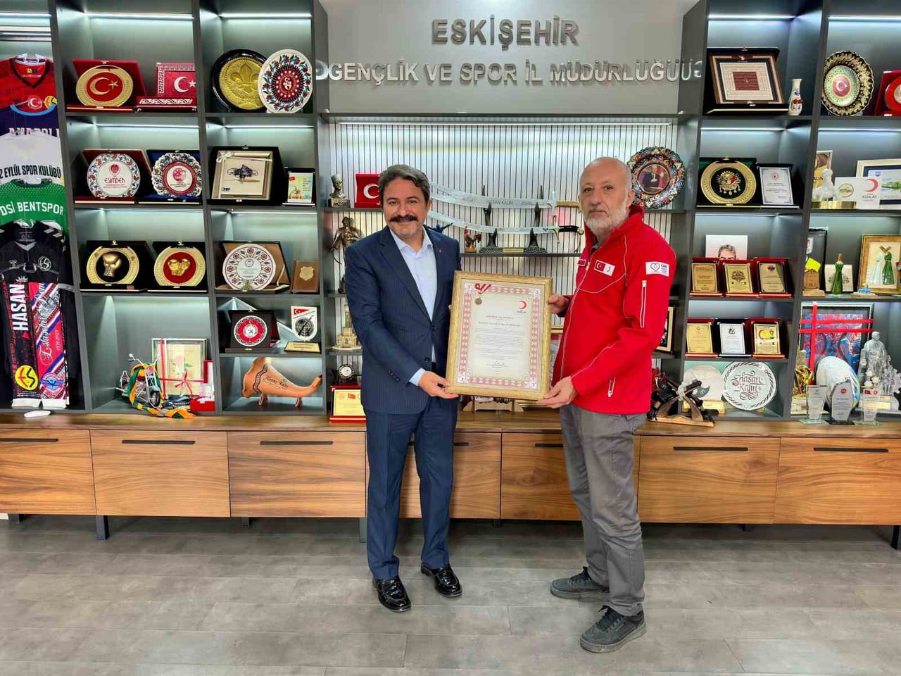 TÜRK KIZILAY KAN HİZMETLERİ TARAFINDAN, GÖNÜLLÜ KAN BAĞIŞINA KATKI SUNAN KURUMLARA VERİLEN...