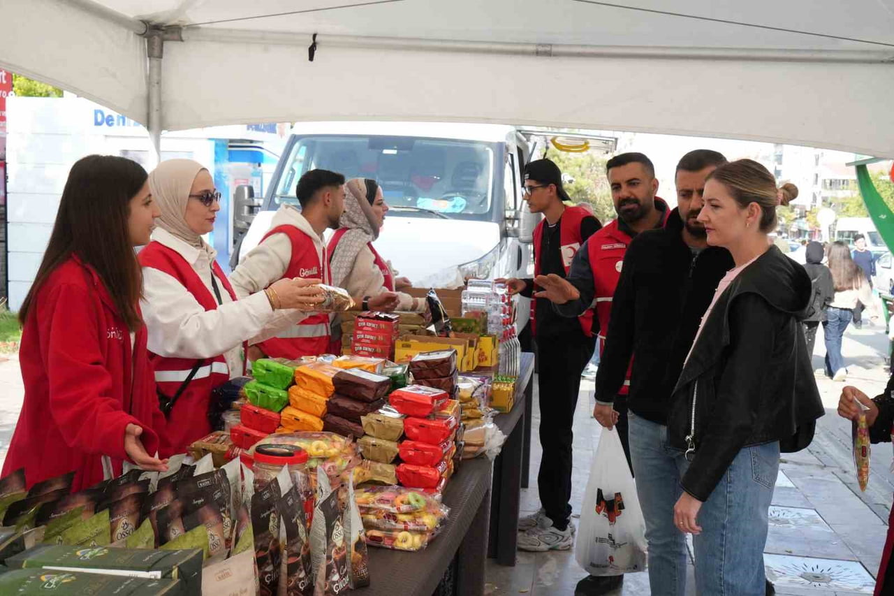 TÜRK KIZILAY MUŞ İL MERKEZİ BAŞKANLIĞI VARTO TEMSİLCİLİĞİ TARAFINDAN KURULAN İYİLİK ÇARŞISI’NDA...