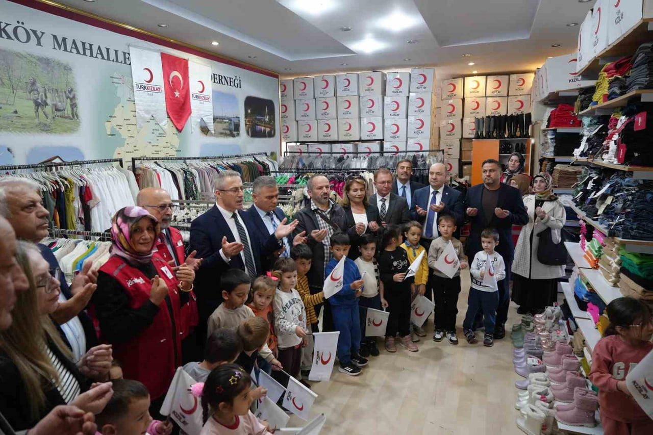 TÜRK KIZILAY TEKKEKÖY ŞUBESİ, İHTİYAÇ SAHİBİ AİLELERİN KIŞLIK GİYİM BAŞTA OLMAK ÜZERE TEMEL...
