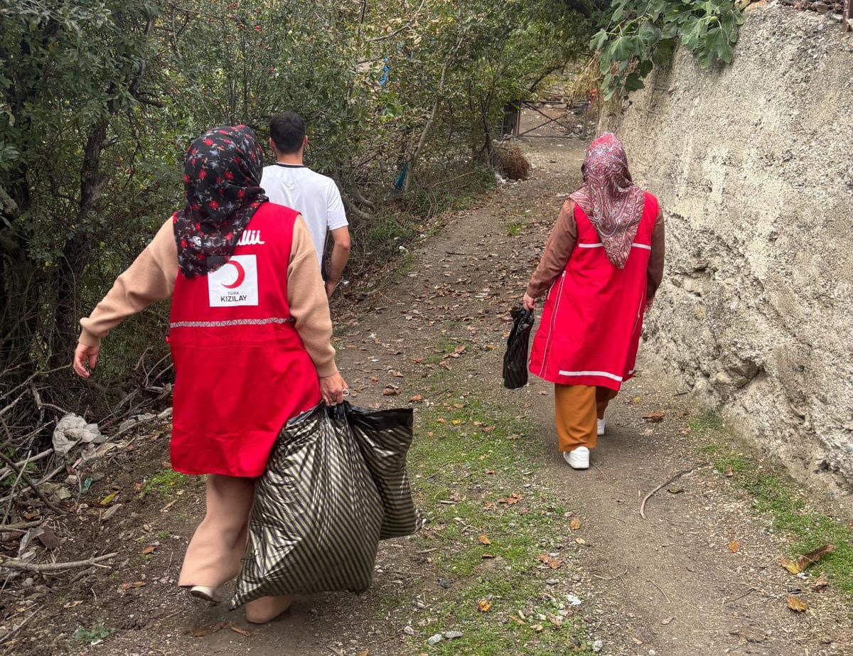 TÜRK KIZILAY VEZİRKÖPRÜ ŞUBESİ, GERÇEKLEŞTİRDİĞİ HANE ZİYARETLERİNDE AİLELERİN İHTİYAÇLARINI...