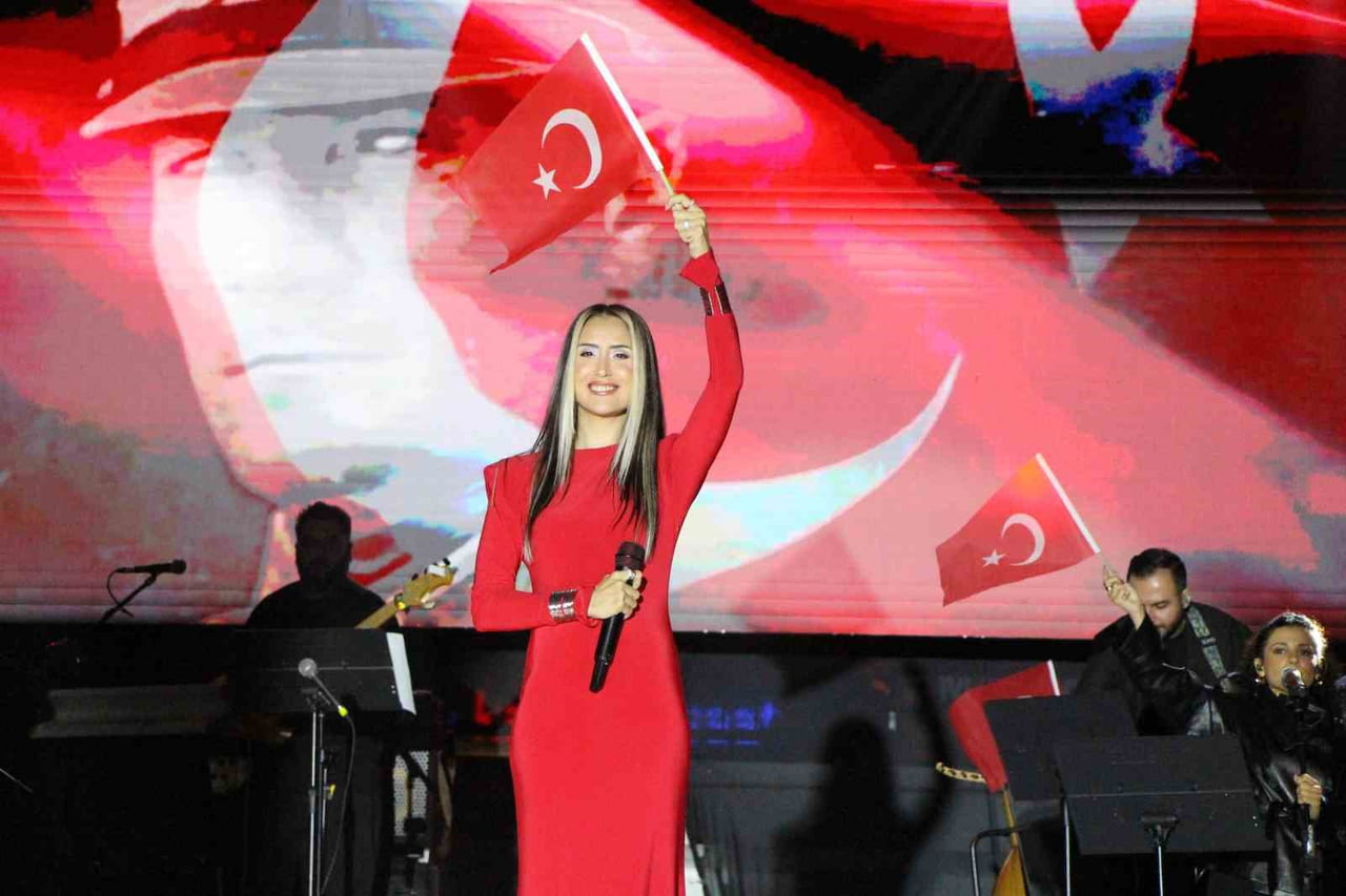 TÜRK POP MÜZİĞİNİN SEVİLEN İSMİ HANDE ÜNSAL AMASYA’DA KONSER VERDİ. 29 EKİM CUMHURİYET BAYRAMI...
