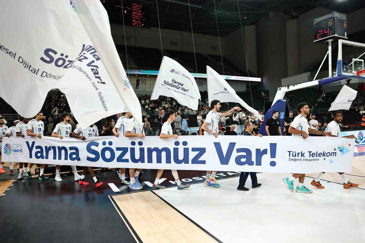 TÜRK TELEKOM OYUNCULARI, PLASTİK ATIKLARDAN DÖNÜŞTÜRÜLMÜŞ İPLİKLERLE ÜRETİLEN ISINMA FORMALARI VE...