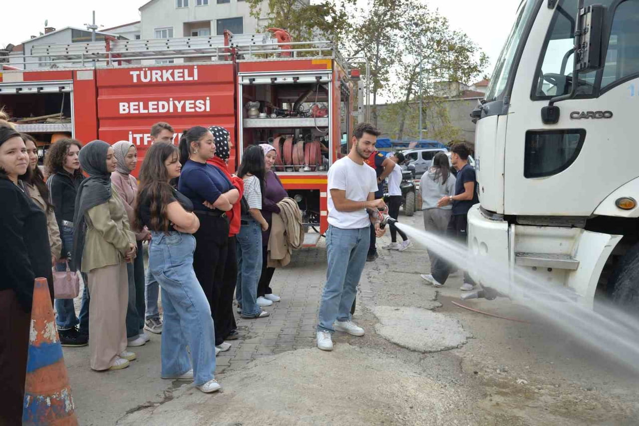 TÜRKELİ’DE AFET YÖNETİMİ ÖĞRENCİLERİNE UYGULAMALI İTFAİYE EĞİTİMİ TÜRKELİ MESLEK YÜKSEKOKULU ACİL...