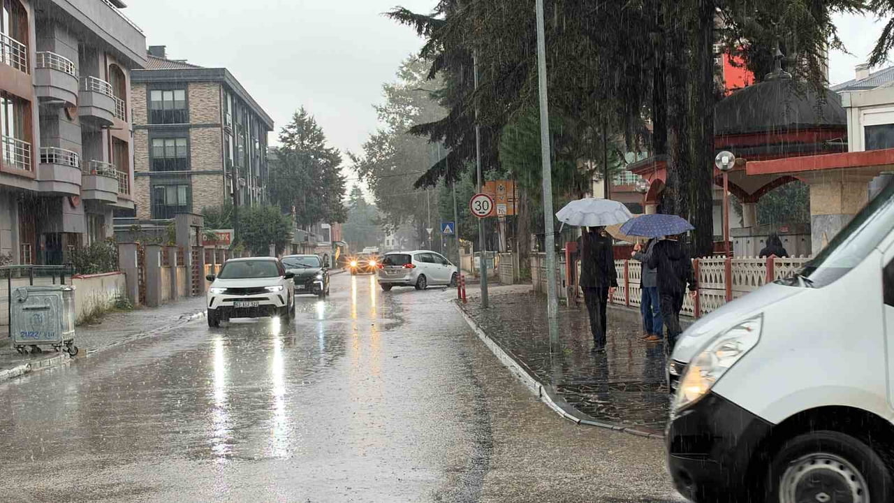 TÜRKİYE'NİN BİRÇOK KENTİNDE ETKİLİ OLAN SAĞANAKTA DÜZCE'NİN GÖLYAKA İLÇESİNDEKİ KARDÜZ YAYLASI'NA...