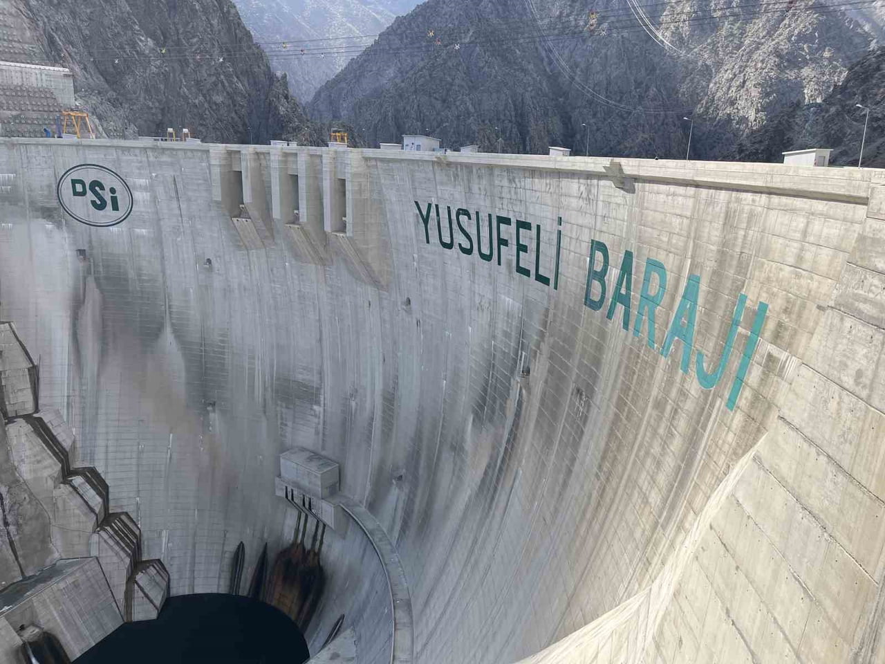 TÜRKİYE'NİN EN YÜKSEK GÖVDELİ BARAJI OLAN YUSUFELİ BARAJI VE HES, ENERJİ ÜRETİMİYLE ÜLKE...