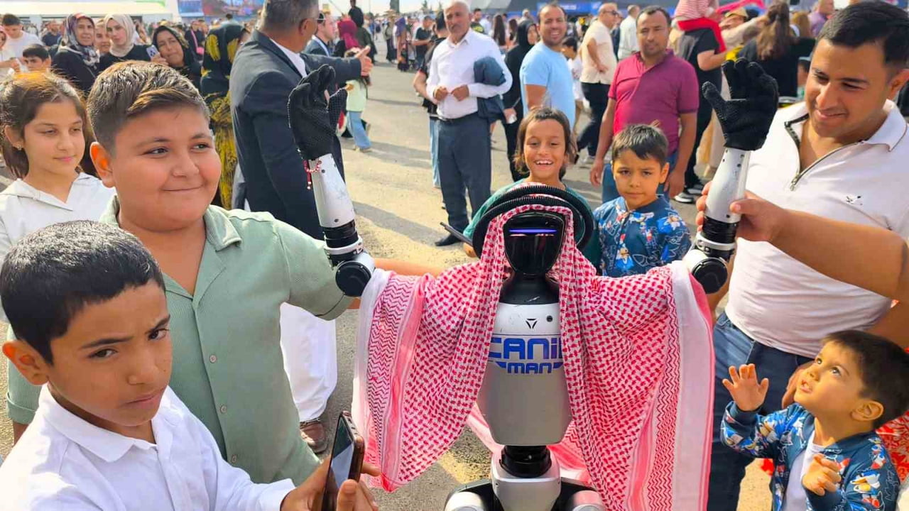 TÜRKİYE'NİN NÜFUSA KAYITLI İLK İNSANSI ROBOTU CANİKMAN, TEKNOFEST GÜNEYDOĞU'DA İLGİ ODAĞI...
